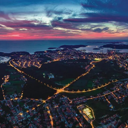 Lejlighed Amazing In With Kitchen Pula