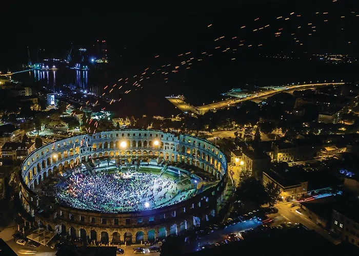 Amazing In With Kitchen 아파트