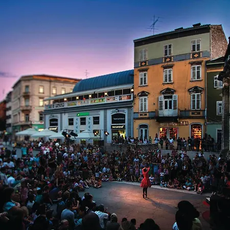 Amazing In With Kitchen *